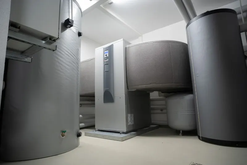Wärmepumpe mit Pufferspeicher und Warmwasserspeicher im Technikraum